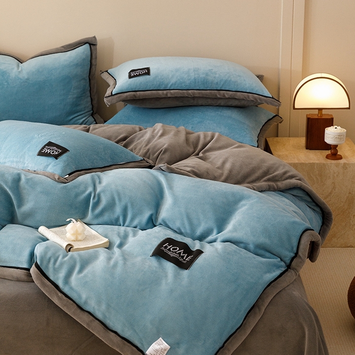 91家纺网 家纺一手货源 找家纺 蜜柚 2024新款纯色简约双拼高克重牛奶绒包边四件套 北极蓝+高级灰
