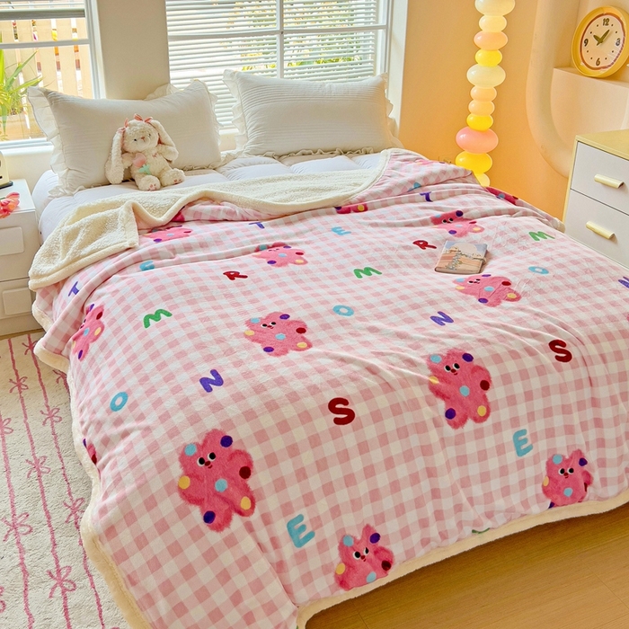 91家纺网 家纺一手货源 找家纺 鑫喜莱家纺 2024新款牛奶绒羊羔绒盖毯毛毯毯子午睡毯 粉格小怪兽