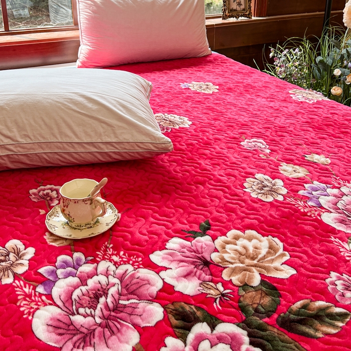 91家纺网 家纺一手货源 找家纺 有品 2025年牛奶绒花边5D跑量款夹棉床盖 国色天香