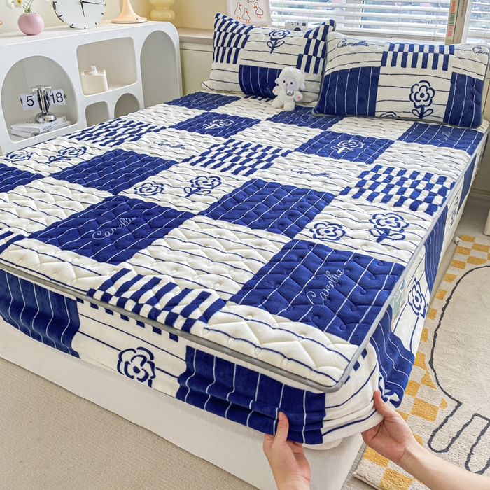 91家纺网 家纺一手货源 找家纺 卡伦家纺 2025新款A类牛奶绒大豆纤维抗菌夹棉床笠 花开一夏