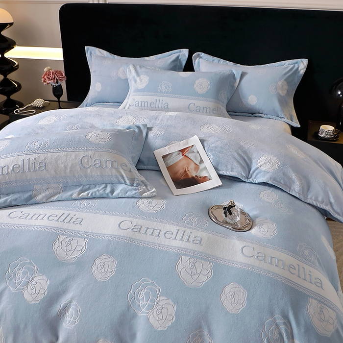 91家纺网 家纺一手货源 找家纺 席之家 2024新款A类平雕印花全消光260克雅丝绒四件套香奈茶花蓝