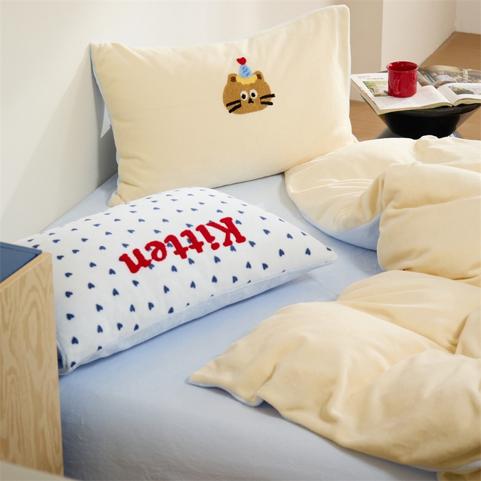 91家纺网 家纺一手货源 找家纺 呗旺鹿 2024新款高克重小清新拼接款毛巾绣牛奶绒四件套原创 小猫