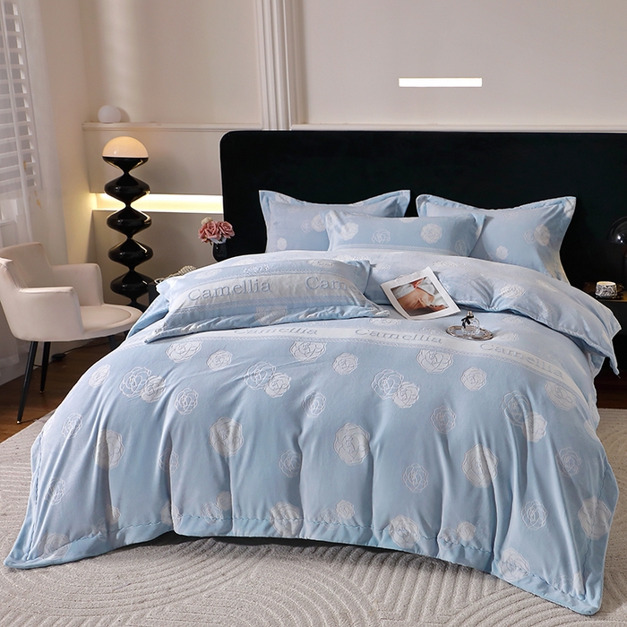 91家纺网 家纺一手货源 找家纺 席之家 2024新款A类平雕印花全消光260克雅丝绒四件套香奈茶花蓝