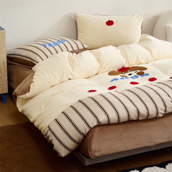 91家纺网 家纺一手货源 找家纺 呗旺鹿 2024新款高克重小清新拼接款毛巾绣牛奶绒四件套原创 苹果小狗