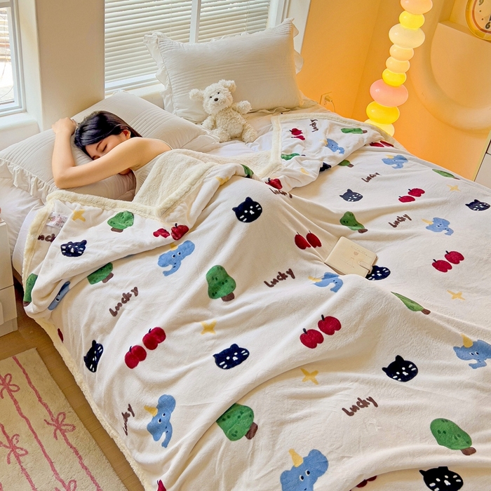 91家纺网 家纺一手货源 找家纺 鑫喜莱家纺 2024新款牛奶绒羊羔绒盖毯毛毯毯子午睡毯 萌趣森林