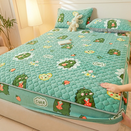 91家纺网 家纺一手货源 找家纺 卡伦家纺 2025新款A类牛奶绒大豆纤维抗菌夹棉床笠 呆萌恐龙