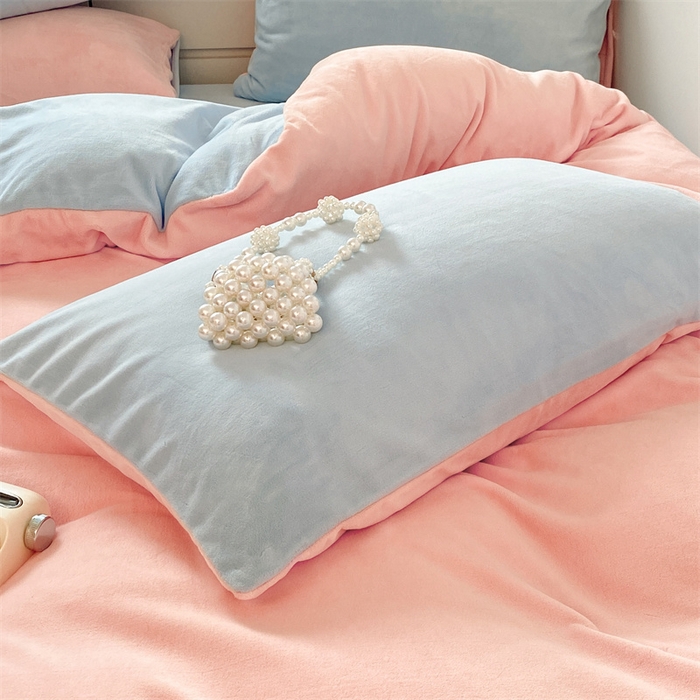 91家纺网 家纺一手货源 找家纺 857家居 2024新款A类牛奶绒纯色双拼四件套 冰激凌粉