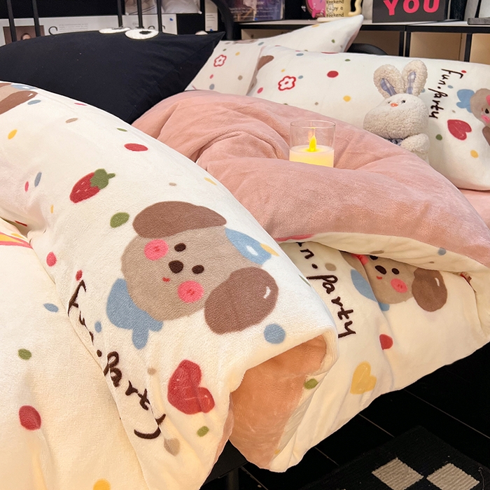 91家纺网 家纺一手货源 找家纺 HL原创 2024新款黑色场景印花牛奶绒四件套 糖果屋