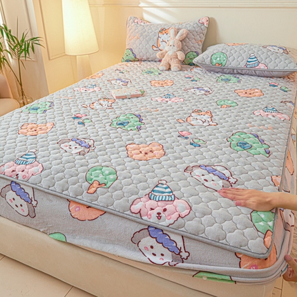 91家纺网 家纺一手货源 找家纺 卡伦家纺 2025新款A类牛奶绒大豆纤维抗菌夹棉床笠 摩尔庄园