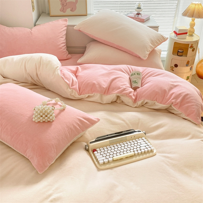 91家纺网 家纺一手货源 找家纺 857家居 2024新款A类牛奶绒纯色双拼四件套 奶昔粉