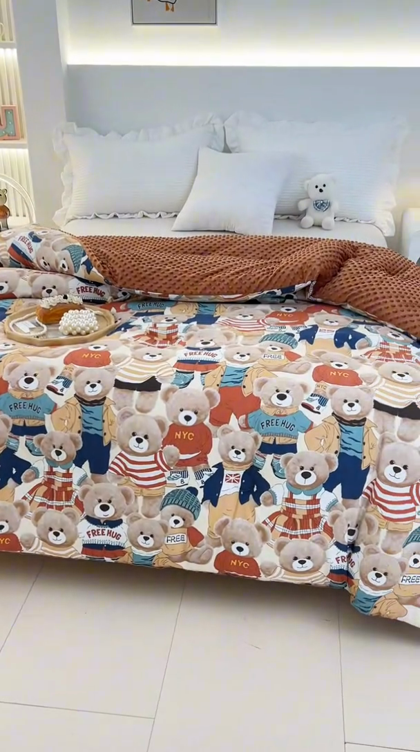 91家纺网 家纺一手货源 找家纺 爱宝被业 2025新款水洗棉双层纱豆豆绒被 熊熊乐园