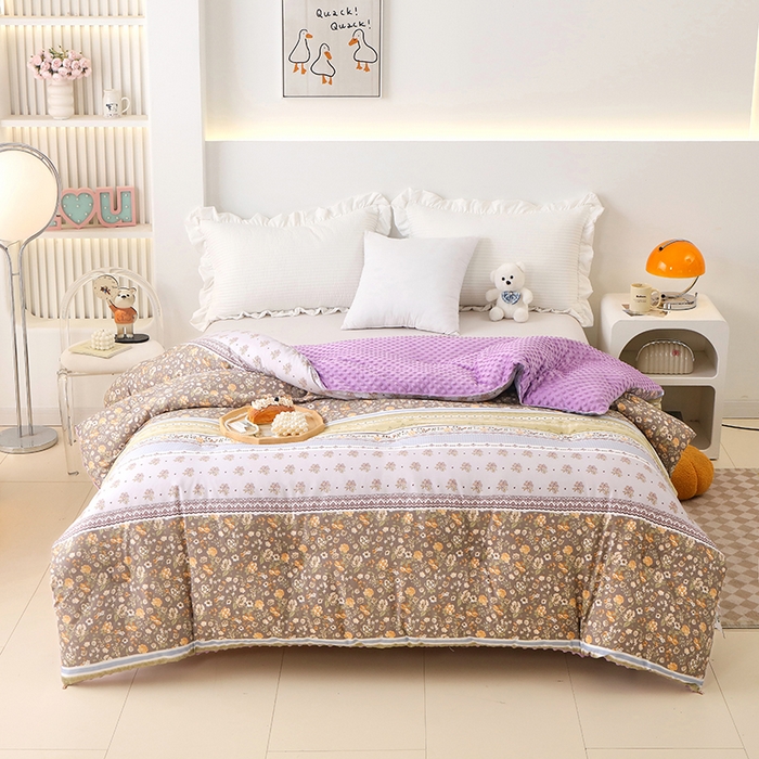 91家纺网 家纺一手货源 找家纺 爱宝被业 2025新款水洗棉双层纱豆豆绒被 蜜雪儿