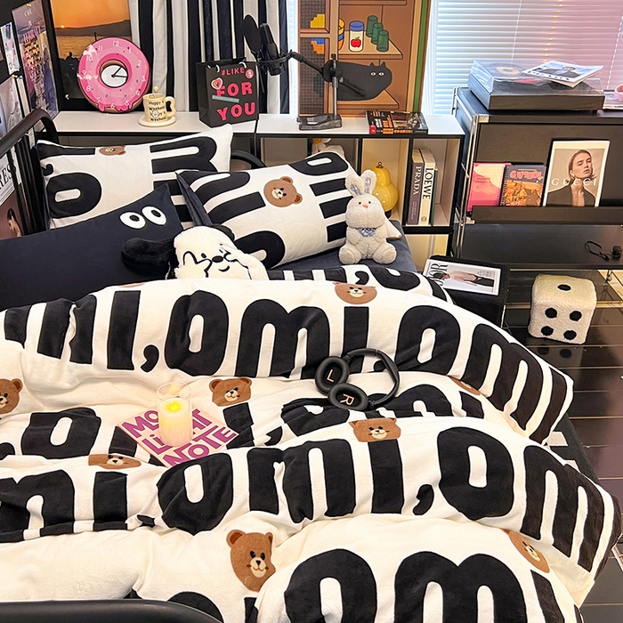 91家纺网 家纺一手货源 找家纺 HL原创 2024新款黑色场景印花牛奶绒四件套 巧克力豆