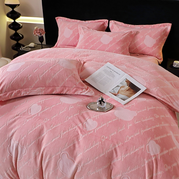 91家纺网 家纺一手货源 找家纺 席之家 2024新款A类平雕印花全消光260克雅丝绒四件套米奇粉