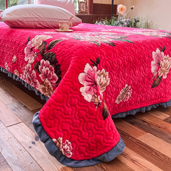 91家纺网 家纺一手货源 找家纺 有品 2025年牛奶绒花边5D跑量款夹棉床盖 国色天香