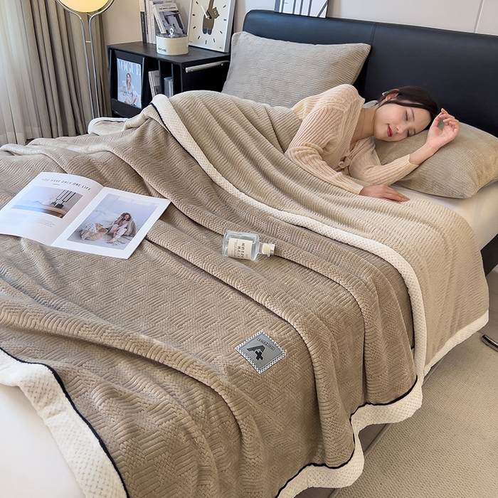 91家纺网 家纺一手货源 找家纺 欧邦 新款简约针织绒毯牛奶绒包边单层毛毯 风铃咖（白边）