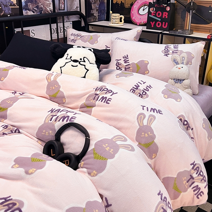 91家纺网 家纺一手货源 找家纺 HL原创 2024新款黑色场景印花牛奶绒四件套 紫韵兔兔