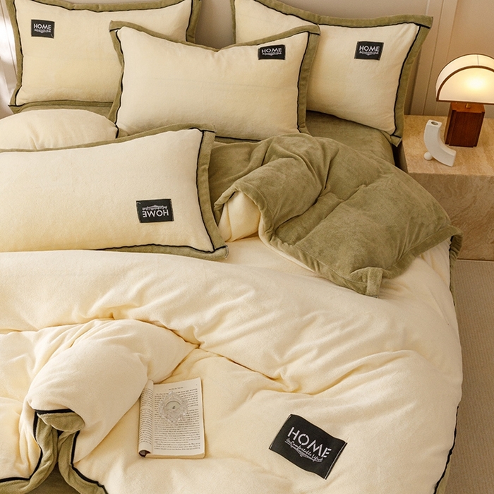 91家纺网 家纺一手货源 找家纺 蜜柚 2024新款纯色简约双拼高克重牛奶绒包边四件套 奶昔白+莫迪绿