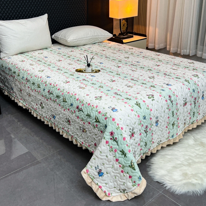 91家纺网 家纺一手货源 找家纺 有品 2025年牛奶绒花边5D跑量款夹棉床盖 花西子