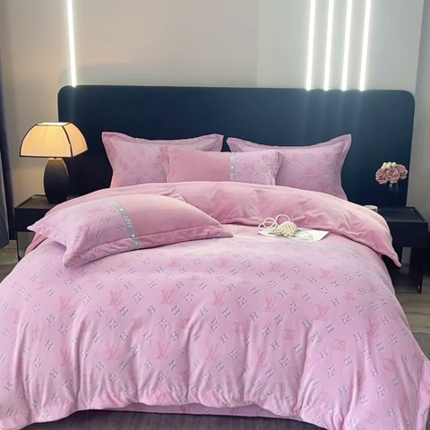 91家纺网 家纺一手货源 找家纺 席之家 2024新款A类平雕印花全消光260克雅丝绒四件套 胭脂粉