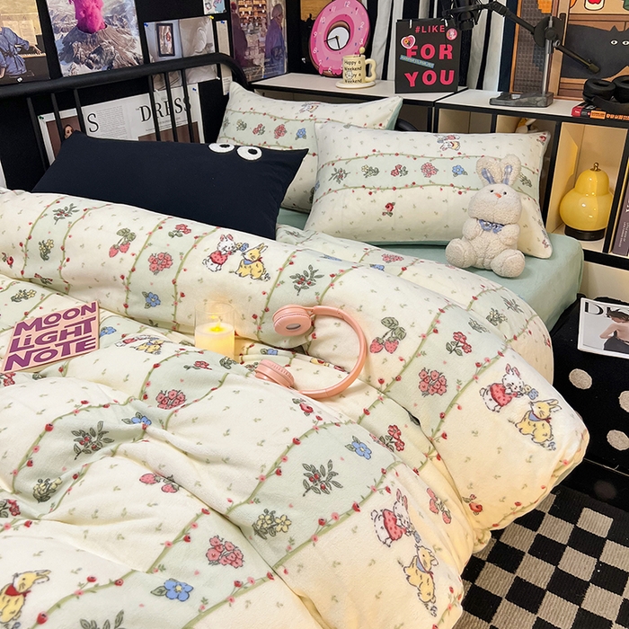 91家纺网 家纺一手货源 找家纺 HL原创 2024新款黑色场景印花牛奶绒四件套 粉黛小兔-绒