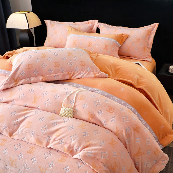 91家纺网 家纺一手货源 找家纺 席之家 2024新款A类平雕印花全消光260克雅丝绒四件套 橘黄色