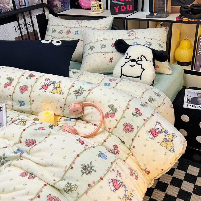 91家纺网 家纺一手货源 找家纺 HL原创 2024新款黑色场景印花牛奶绒四件套 粉黛小兔-绒