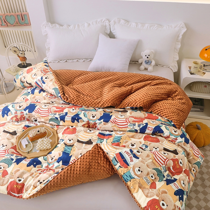 91家纺网 家纺一手货源 找家纺 爱宝被业 2025新款水洗棉双层纱豆豆绒被 熊熊乐园