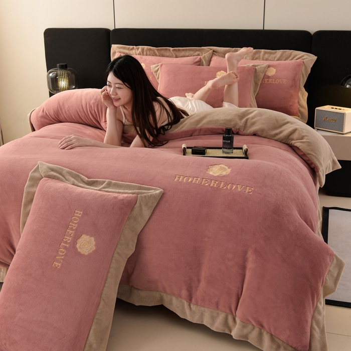 91家纺网 家纺一手货源 找家纺 湘雪家居  2025新款高克重纯色刺绣宽边款牛奶绒四件套 花韵-豆沙