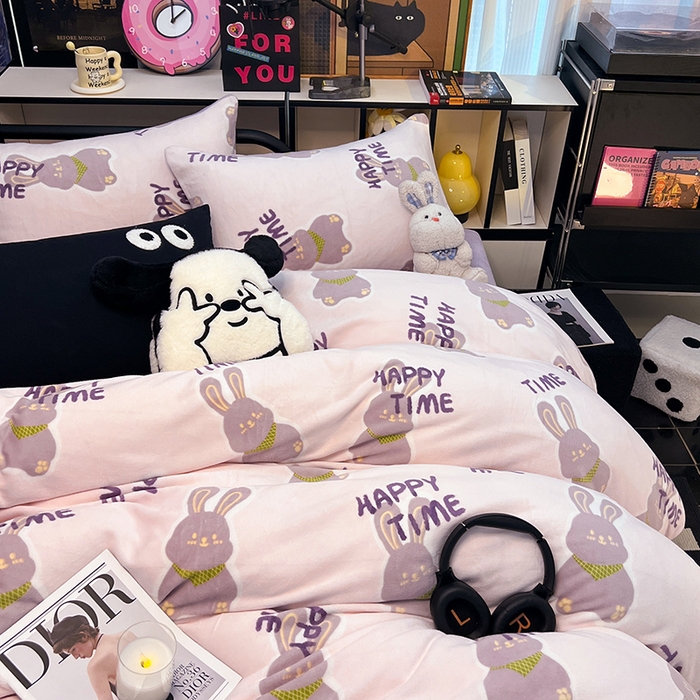 91家纺网 家纺一手货源 找家纺 HL原创 2024新款黑色场景印花牛奶绒四件套 紫韵兔兔