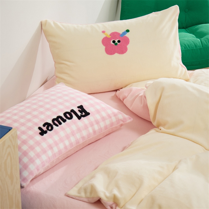 91家纺网 家纺一手货源 找家纺 呗旺鹿 2024新款高克重小清新拼接款毛巾绣牛奶绒四件套原创 花花