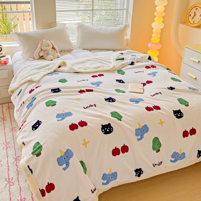 91家纺网 家纺一手货源 找家纺 鑫喜莱家纺 2024新款牛奶绒羊羔绒盖毯毛毯毯子午睡毯 萌趣森林