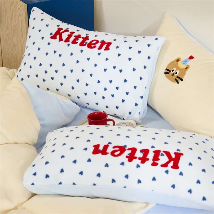 91家纺网 家纺一手货源 找家纺 呗旺鹿 2024新款高克重小清新拼接款毛巾绣牛奶绒四件套原创 小猫