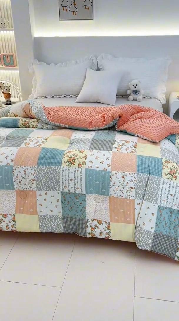 91家纺网 家纺一手货源 找家纺 爱宝被业 2025新款水洗棉双层纱豆豆绒被 卡西欧