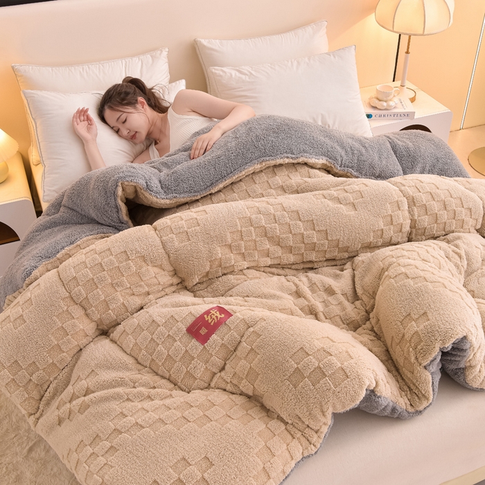 91家纺网 家纺一手货源 找家纺 2025全新塔芙绒冬被加厚牛奶绒羊羔绒被子被芯 暖绒卡其