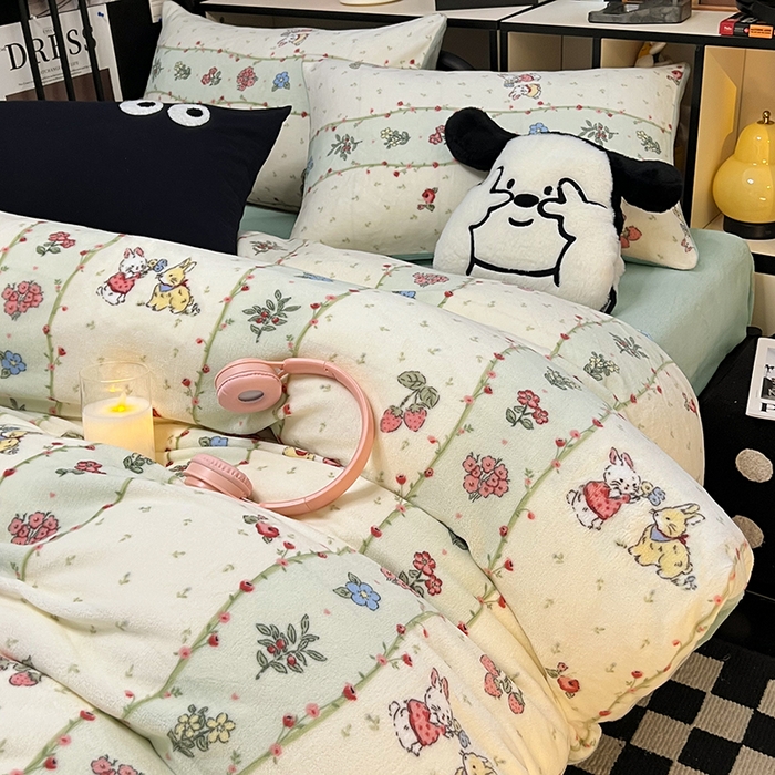 91家纺网 家纺一手货源 找家纺 HL原创 2024新款黑色场景印花牛奶绒四件套 粉黛小兔-绒