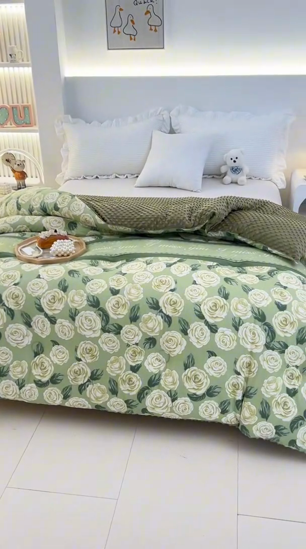 91家纺网 家纺一手货源 找家纺 爱宝被业 2025新款水洗棉双层纱豆豆绒被 迷恋