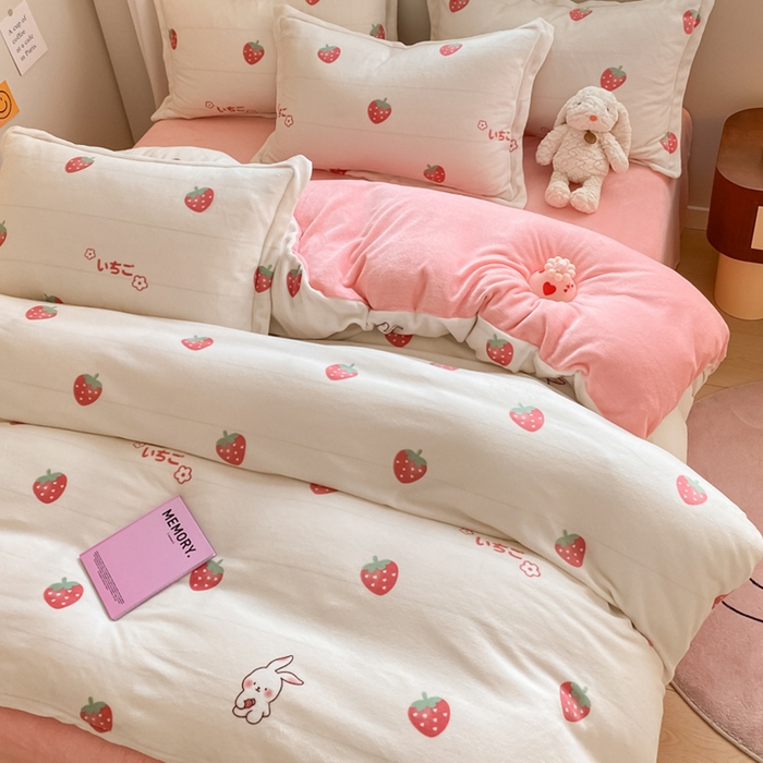 91家纺网 家纺一手货源 找家纺 梦之岛 2024新款高克重小清新印花牛奶绒保暖四件套 草莓兔