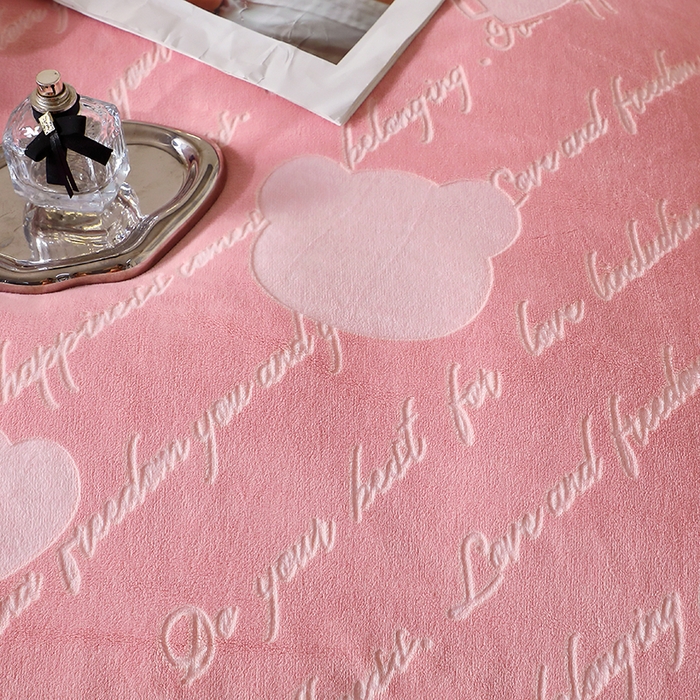 91家纺网 家纺一手货源 找家纺 席之家 2024新款A类平雕印花全消光260克雅丝绒四件套米奇粉