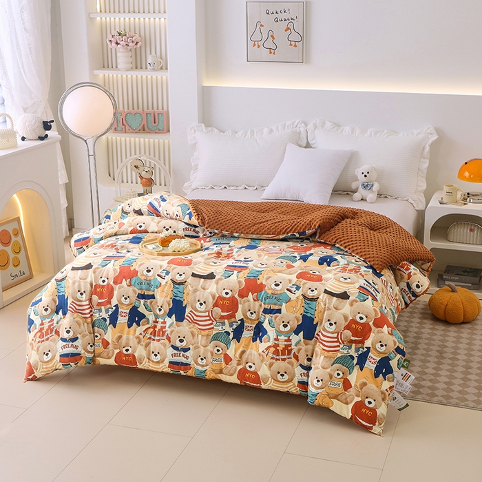 91家纺网 家纺一手货源 找家纺 爱宝被业 2025新款水洗棉双层纱豆豆绒被 熊熊乐园