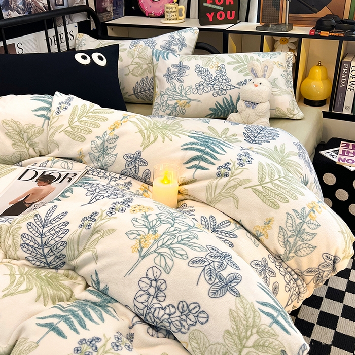 91家纺网 家纺一手货源 找家纺 HL原创 2024新款黑色场景印花牛奶绒四件套 森林奇缘