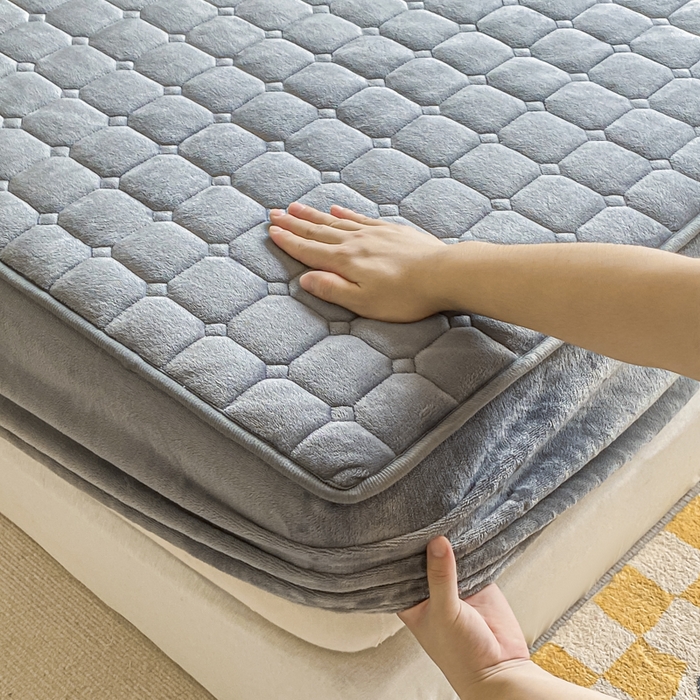 91家纺网 家纺一手货源 找家纺 卡伦家纺 2025新款A类牛奶绒大豆纤维抗菌夹棉床笠 高级灰