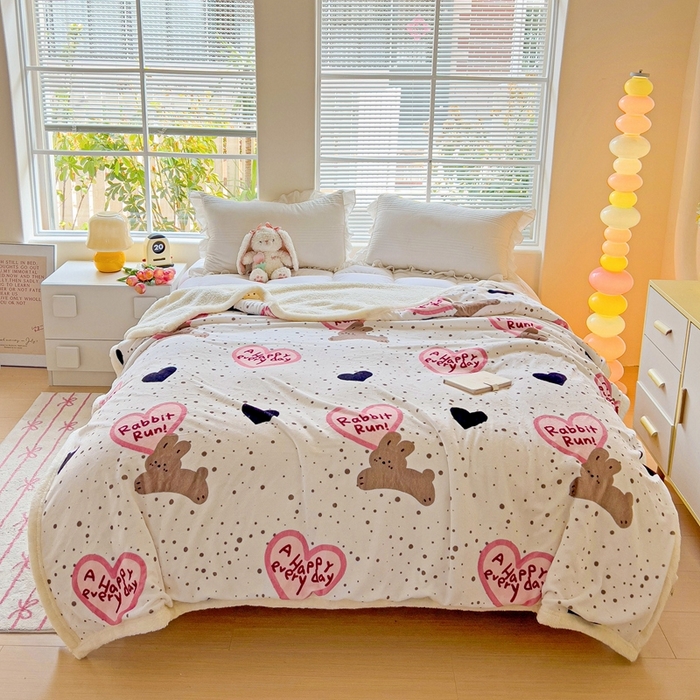 91家纺网 家纺一手货源 找家纺 鑫喜莱家纺 2024新款牛奶绒羊羔绒盖毯毛毯毯子午睡毯 多巴胺小兔