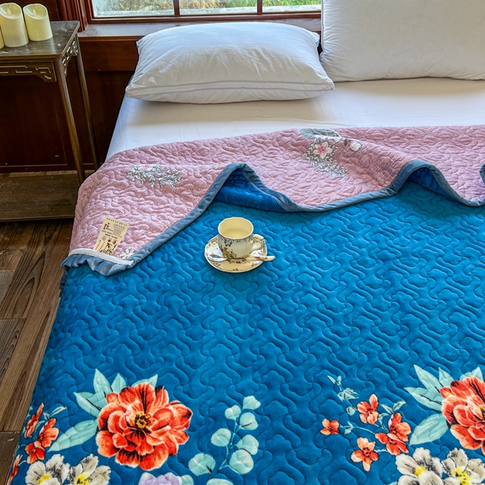 91家纺网 家纺一手货源 找家纺 有品 2025年牛奶绒花边5D跑量款夹棉床盖 富贵花开