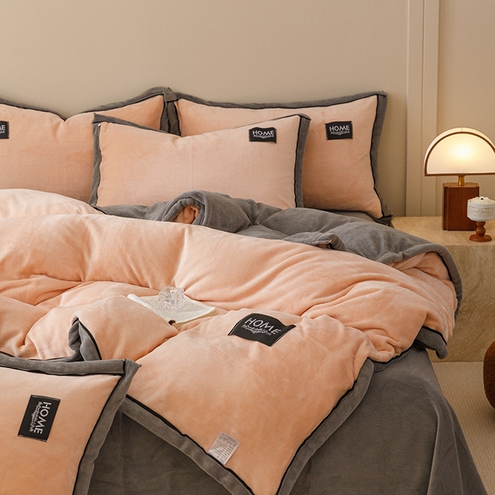 91家纺网 家纺一手货源 找家纺 蜜柚 2024新款纯色简约双拼高克重牛奶绒包边四件套 桃粉+高级灰