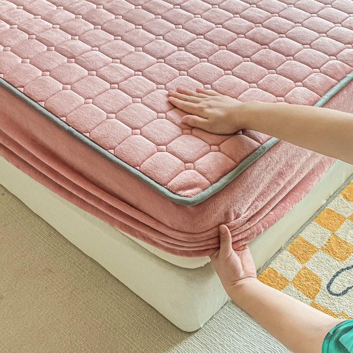 91家纺网 家纺一手货源 找家纺 卡伦家纺 2025新款A类牛奶绒大豆纤维抗菌夹棉床笠 红豆沙