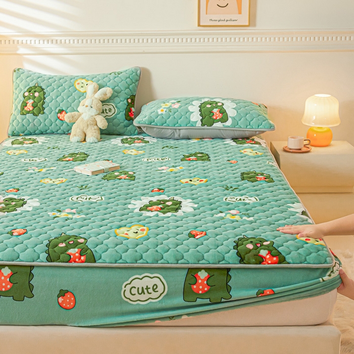 91家纺网 家纺一手货源 找家纺 卡伦家纺 2025新款A类牛奶绒大豆纤维抗菌夹棉床笠 呆萌恐龙