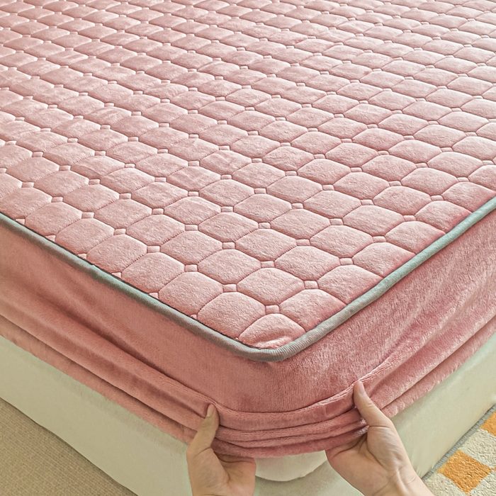 91家纺网 家纺一手货源 找家纺 卡伦家纺 2025新款A类牛奶绒大豆纤维抗菌夹棉床笠 红豆沙