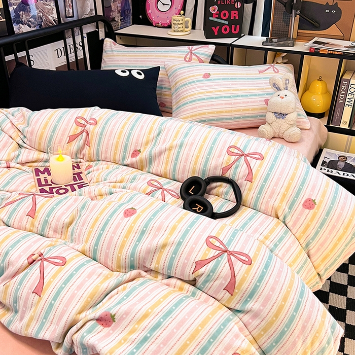 91家纺网 家纺一手货源 找家纺 HL原创 2024新款黑色场景印花牛奶绒四件套 彩虹糖