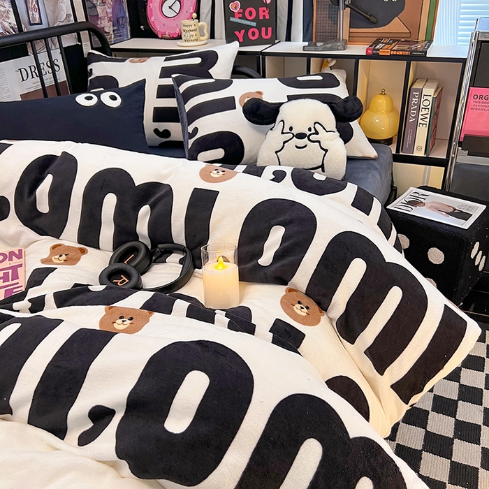 91家纺网 家纺一手货源 找家纺 HL原创 2024新款黑色场景印花牛奶绒四件套 巧克力豆